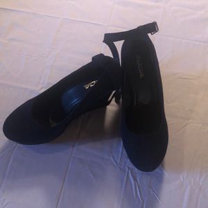 Navy suede-like strappy Boho size 9- worn twice